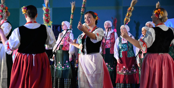 Zdjęcie tańczących i śpiewających kobiet w ludowych strojach