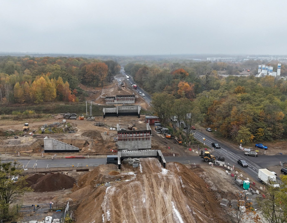 Zdjęcie z budowy wiaduktów i dróg w rejonie ulic Golęcińskiej i Lutyckiej. Wiadukty nad torami kolejowymi i ul. Podolańska przy ul. Lutyckiej
