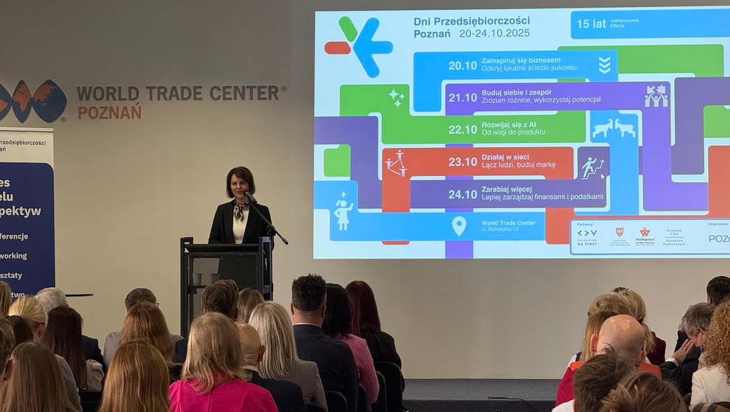 Zdjęcie z konferencji. Przedstawia Panią Dyrektor Joanne Jajus przemawiającą do uczestników