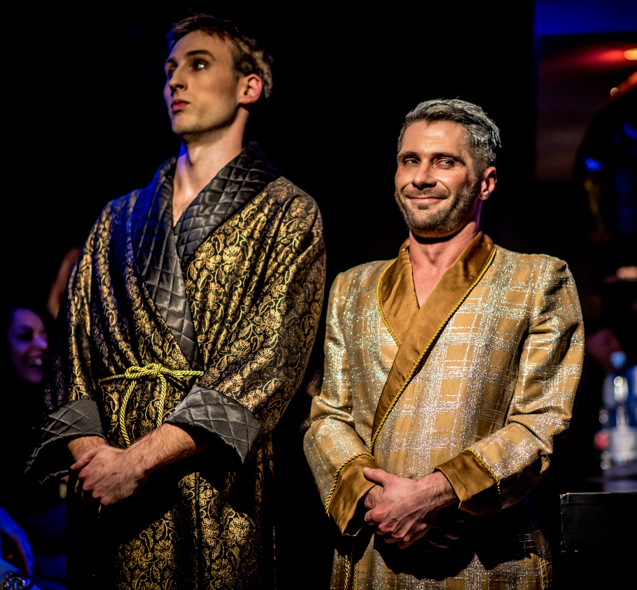 Na zdjeciu dwaj stojący mężczyźni w jedwabnych szlafrokach