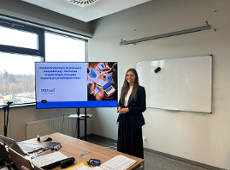 Zdjęcie ze spotkania z studentami Wydziału Prawa i Administracji, na zdjęciu kierowniczka Oddziału Wspierania Przedsiębiorczości Wydziału Działalności Gospodarczej i Rolnictwa w Poznaniu Pani Małgorzata Michalska-Dudek.