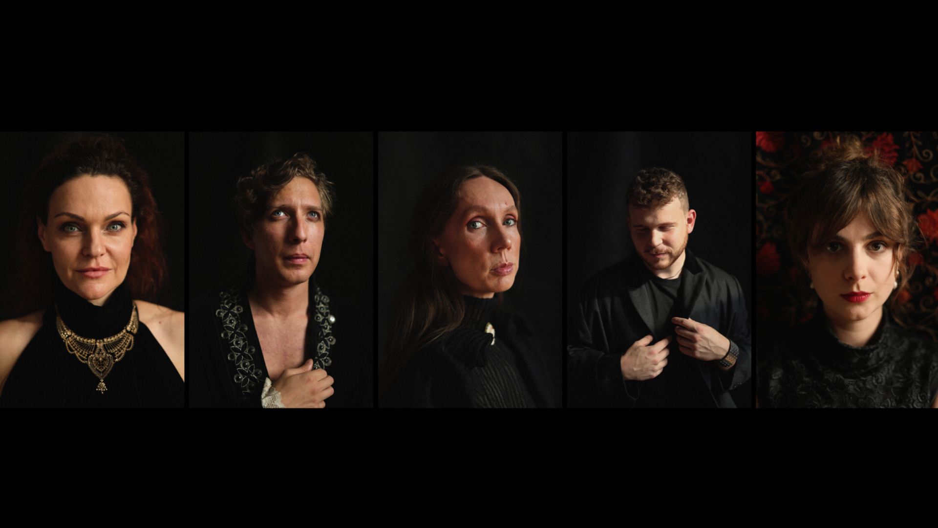 Na czarnym tle cztery postacie w czarnych ubraniach.