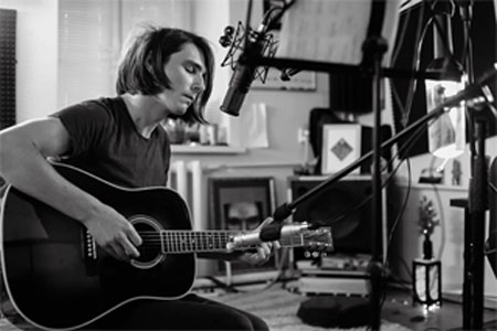 Żenia Kuczmejno gra na gitarze