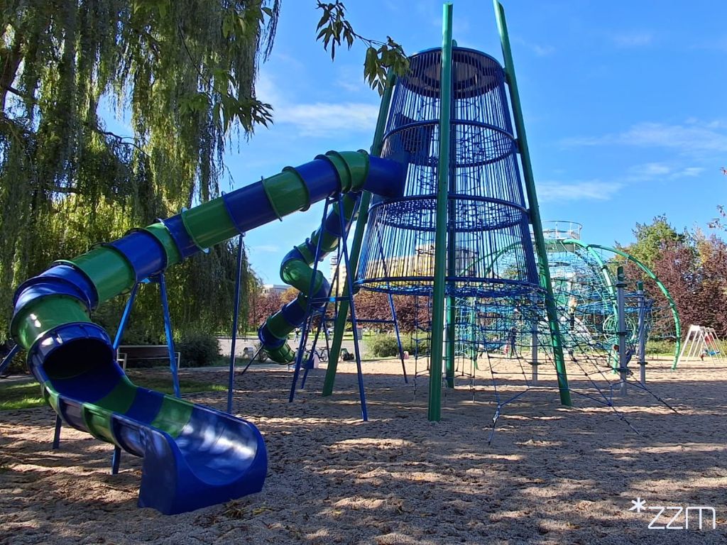 Zjeżdżalnie z wieżą widokową na placu zabaw w Parku Kasserna w Poznaniu