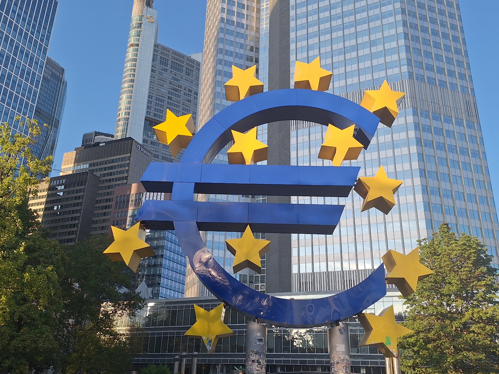 Znak Euro z gwiazdkami europejskimi stojący we Frankfurcie nad Menem