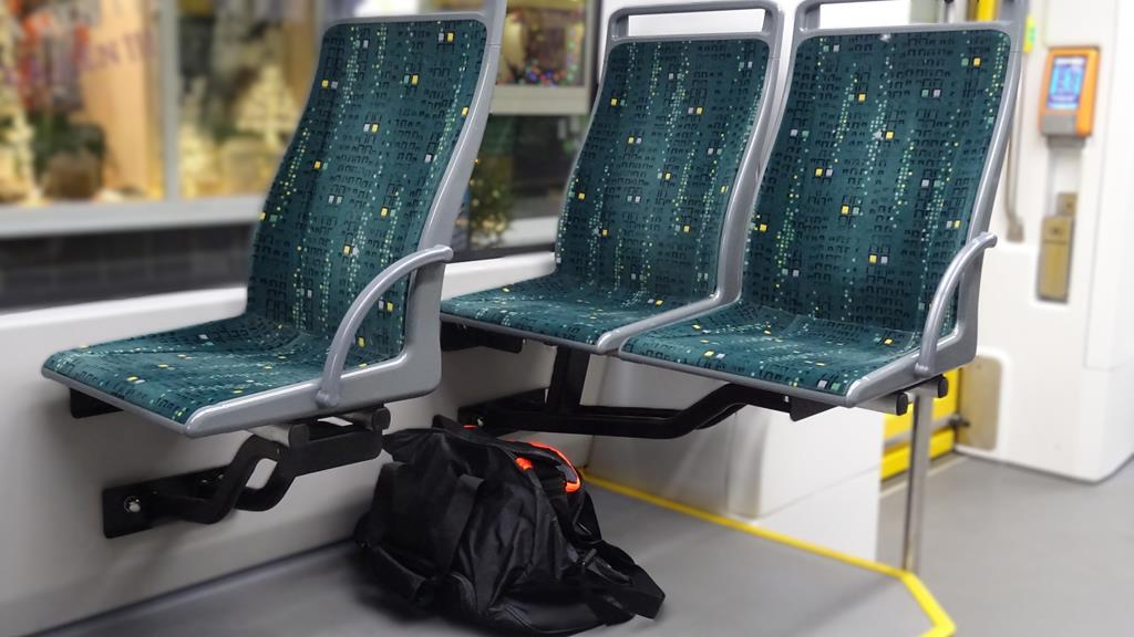 Zostawiona torba pod siedzeniem tramwaju