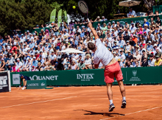 Zwycięzca Enea Poznań Open 2025, fot. Paweł Rychter - zawodnik w trakcie wykonywania serwisu. W tle widać pełne trybuny w słonecznej pogodzie