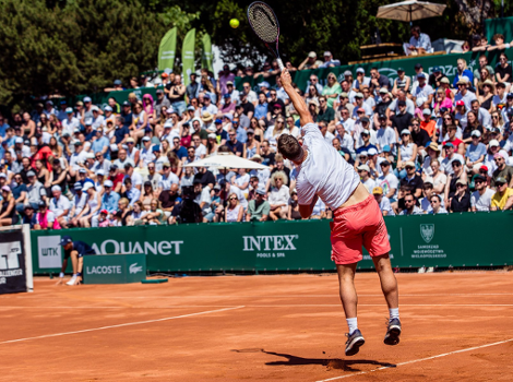 Zwycięzca Enea Poznań Open 2025, fot. Paweł Rychter - zawodnik w trakcie wykonywania serwisu. W tle widać pełne trybuny w słonecznej pogodzie