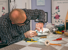 У ремонтних кав'ярнях охочі можуть полагодити зламану побутову техніку. А заодно поспілкуватися з іншими людьми та випити кави в приємній компанії.