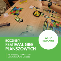 Plakat promujący Rodzinny Festiwal Gier Planszowych. Zdjęcie stołu, na którym rozłożono grę planszową, u dołu zielony pasek z napisem Rodzinny Festiwal Gier, wtęp bezpłatny.
