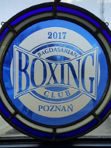 Logotyp Bagdasarian Boxing Club - biały napis z nazwą klubu i rokiem powstania na niebieskim tle