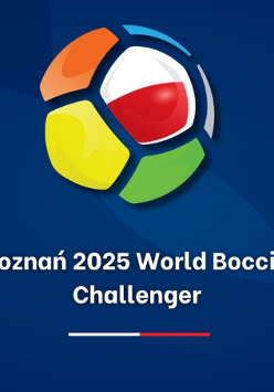 Logotyp Poznań World Boccia Challenger - na niebieskim tle biały napis z nazwą zawodów, a powyżej z różnymi kolorami na łatach, w tym pośrodku biało-czerwoną. Na dole po obu stronach biały logotyp polskiej i światowej federacji boccii