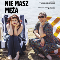 Dwie kobiety - jedna młoda, druga strasza - ubrane w sukienki, siedzą na leżakach na plaży. Obie z poważnymi minami patrzą przed siebie.