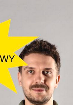 Prowadzący stojący z założonymi rękami na szarym tle. Obok żółte kształty, wewnątrz nich napisy. Szczegółowe informacje zawarte w treści artykułu.