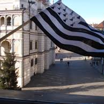 Na zdjęciu flaga Bretanii na tle ratusza w Poznaniu.