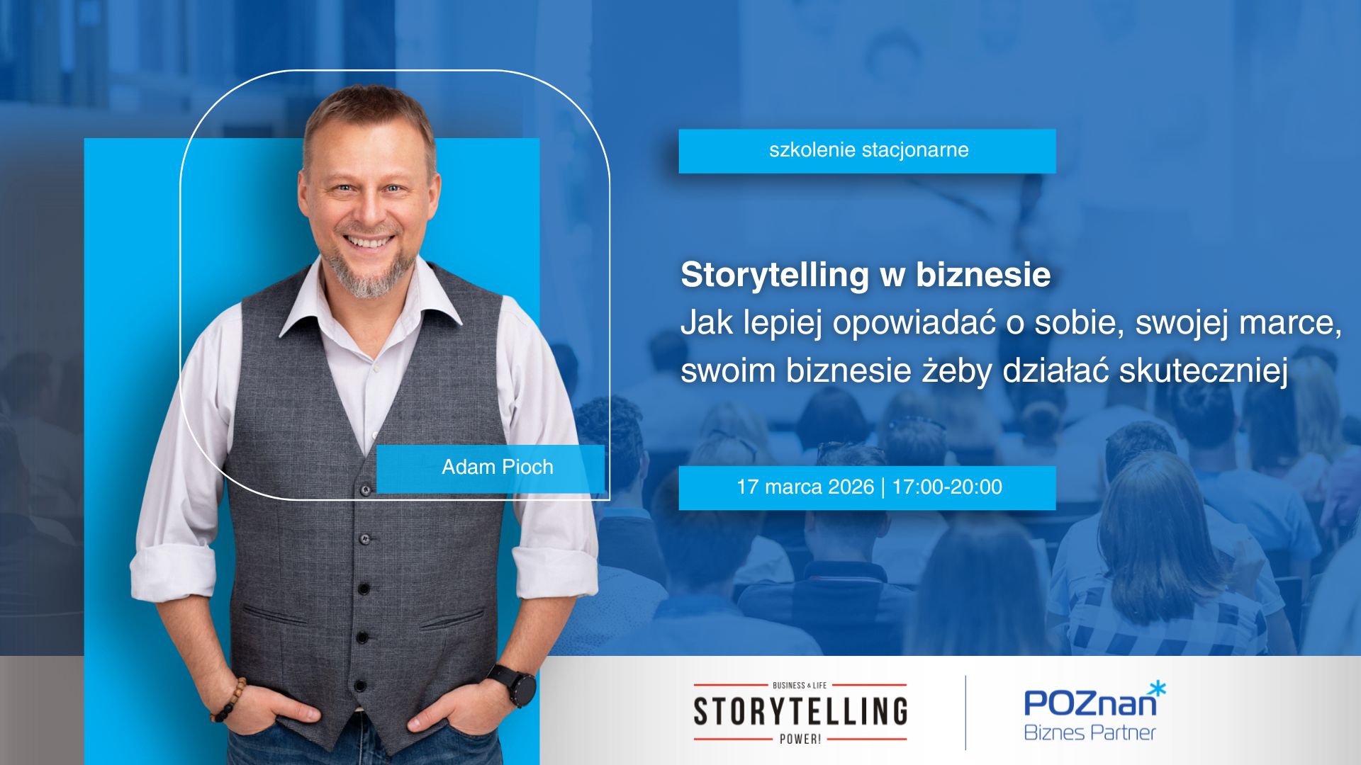 Grafika promocyjna szkolenia.Na zdjęciu prowadzący Adam Pioch. W tle osoby siedzą na sali i słuchają mówcy na scenie.