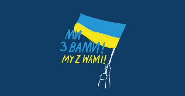 Ręce trzymające ukraińską flagę, obok napis "My z Wami".