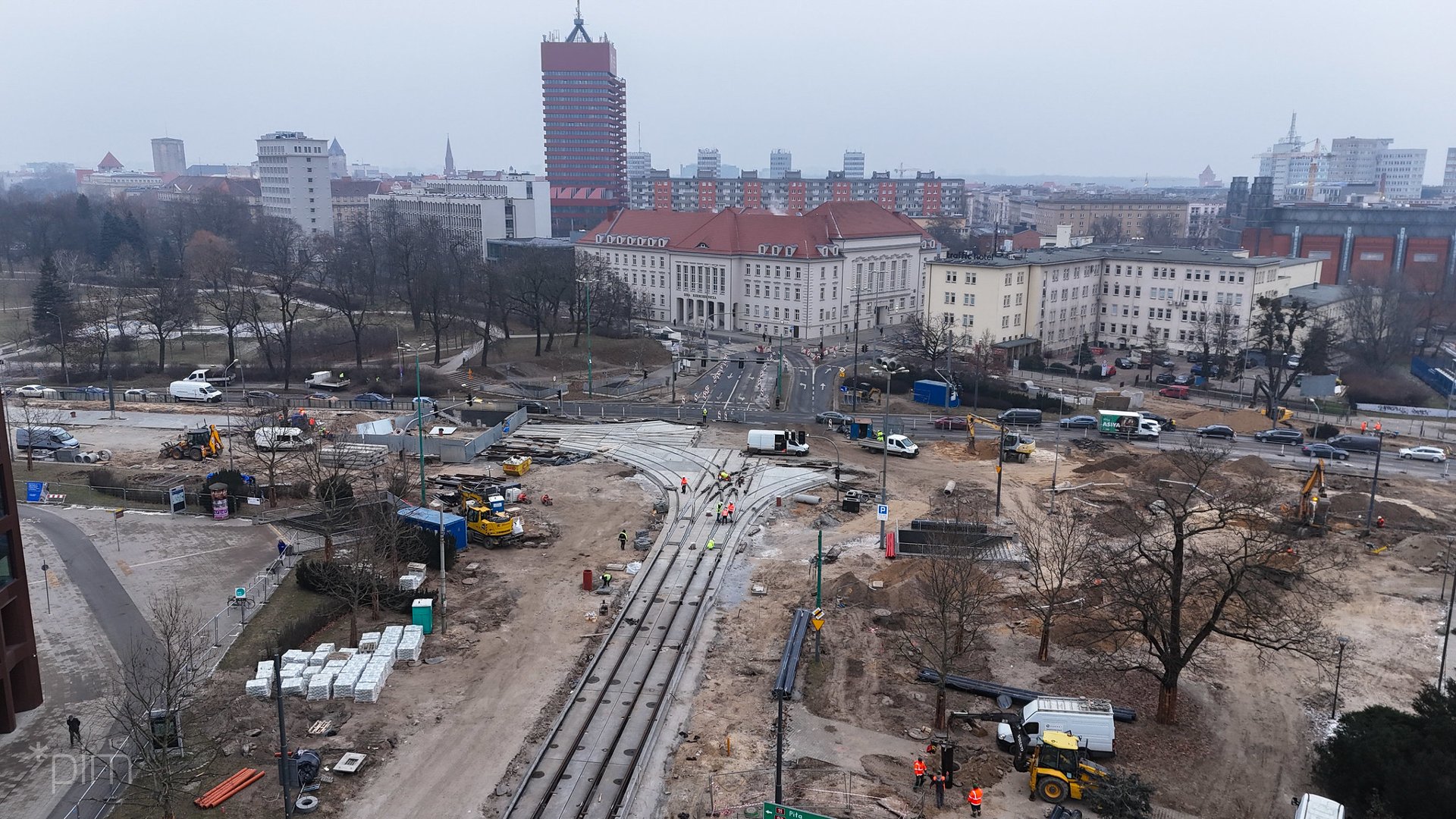 Zdjęcie z drona przebudowywanego skrzyżowania ulic Matyi, Wierzbięcice, Królowej Jadwigi i Al. Niepodległości