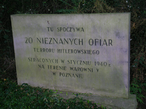 Płyta nagrobn "Tu spoczywa 20 nieznanych ofiar terroru hitlerowskiego straconych w styczniu 1940 r. na terenie warowni V w Poznaniu".