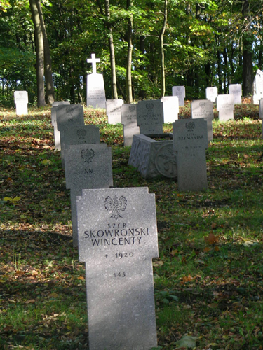Płyty nagrobne. Na jednej z nich napis "Szer. Skowroński Wincenty 1920".
