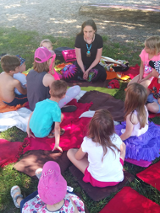 bajarka i dzieci na trawie