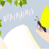 Otwarta książka i motyl.Po lewej i u góry zielone listki.