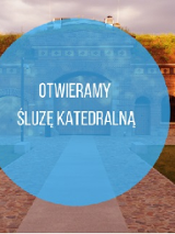 Śluza katedralna. Na środku błękitne koło z białym napisem: Otwieramy śluzę katedralną".