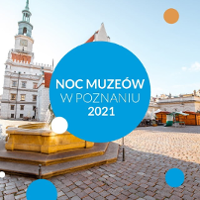 Na niebieskim tle napis "noc muzeów 2021". W tle zdjęcie Starego Rynku i Ratusza w Poznaniu.