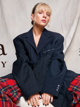 Zdjęcie artystki i nazwa wydarzenia.