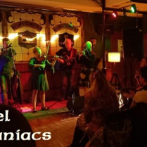 Zdjęcie zespołu na scenie w trakcie koncertu.