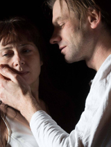 Zdjęcie przedstawia twarze mężczyzny i kobiety, mężczyzna trzyma dłoń na policzku kobiety. Z lewej strony napis wariat i zakonnica. Dementia Praecox.