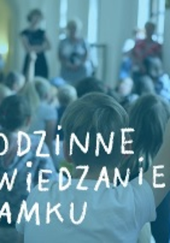 Zdjęcie przedstawia grupę dzieci w czasie zwiedzania Zamku. Na fotografię nałożono niebieskie przezrocze. Na dole napisano białym odręcznymi literami: RODZINNE ZWIEDZANIE ZAMKU.