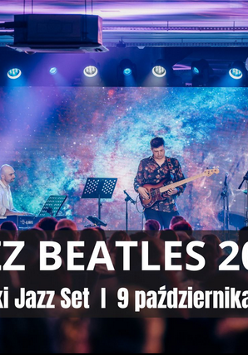 Trzech muzyków występujących na scenie. Na pierwszym planie rozmazana publiczność. W tle, za muzykami grafika kosmosu. Nad nimi reflektory. Szczegółowe informacje na temat wydarzenia zawarte w treści artykułu.