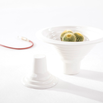 biała donica w kształcie stożka