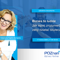 Grafika promocyjna szkolenia. W tle osoba osoby w zespole podnoszą ręce do góry.