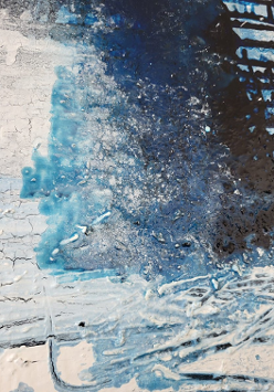 Abstrakcyjna kompozycja w odcieniach błękitu, granatu i bieli, z fakturowaną powierzchnią przypominającą spękaną farbę oraz rozlewające się plamy i drobne, lśniące detale.