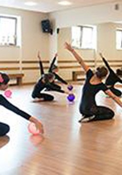 ćwiczenia taneczne z przyrządem