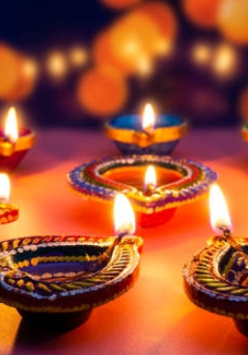 Orientalne zapalone ścieczniki, w lewym górnym rogu napis Centrum Inicjatyw Lokalnych.