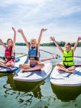 dzieci na deska na jeziorze