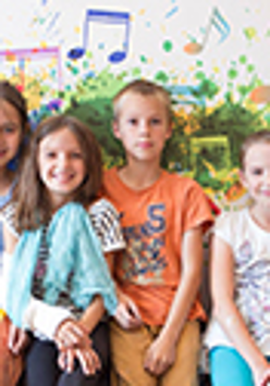 dzieci na tle kolorowego obrazu