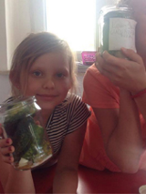 Dzieci przygotowują ogórki