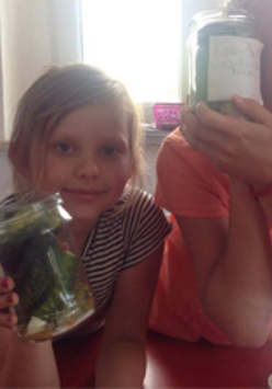 Dzieci przygotowują ogórki