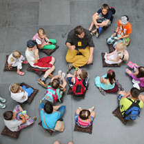 dzieci zwiedzają zamek