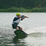 dziecko pływa na wakeboardzie