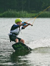 dziecko pływa na wakeboardzie
