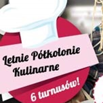 dziecko z makaronem na głowie