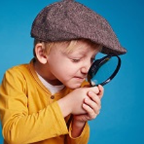 dziecko z wielką lupą