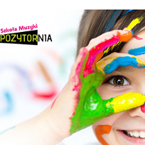 dziecko z wymalowaną twarzą