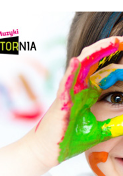 dziecko z wymalowaną twarzą