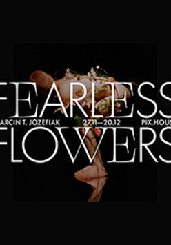 Plakat wystawy Fearless Flowers, artystyczne zdjęcie ludzkiego ciała w skłonie. Ciało przybrane jest kwiatami.